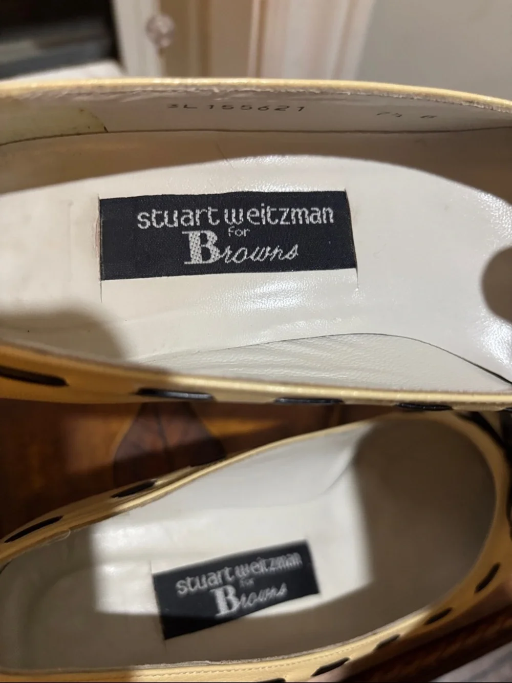 Stuart Weitzman Vintage Cream Pointed-Toe Kitten Heels with Black Trim and Bow - Picture 2 of 10
